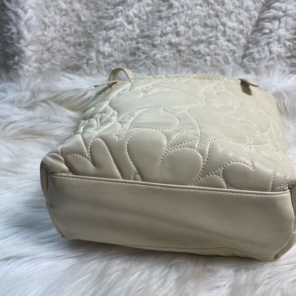 Betsey Johnson Cream Shopper Heart Quilted medium shoulder bag gold tone accent - Picture 6 of 12